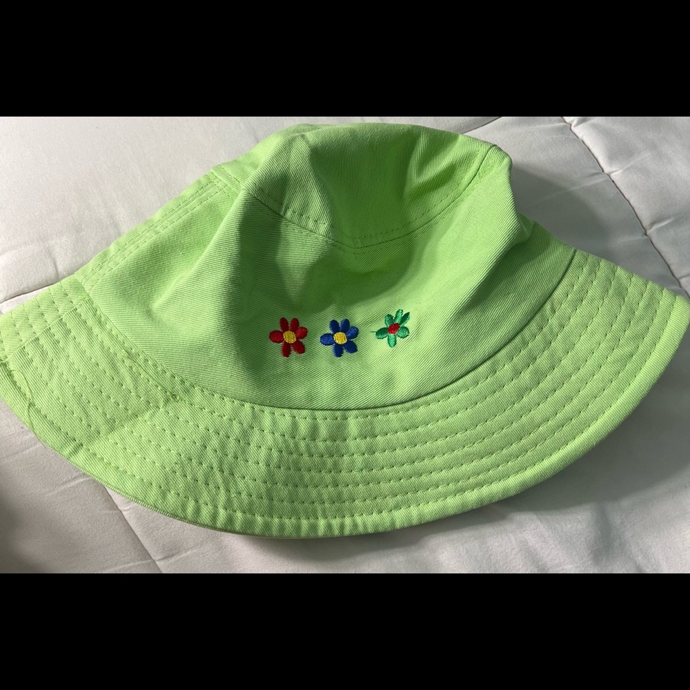 Bucket hat with flowers